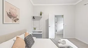 Rustic Queen Room - Conveniently Located - Shared Bathroom - Image 2