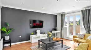 The Penthouse 3 Bedroom Apartment by Sambridge Stays - Image 2