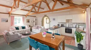 Spacious Swallow Cottage - Image 2