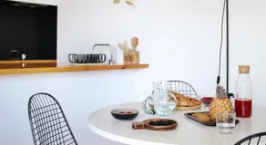 Beach hideaway apartment with modernist design - Image 4