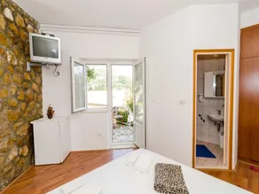 Guest House Daniela- Triple Room with Balcony and Sea View - SOBA 5 - Image 2