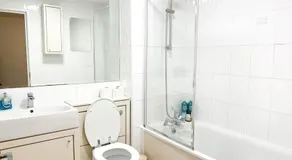 2-Bed Apartment Near ExCeL - Free Parking & WiFi - Ideal for Families, Business & Leisure - Image 5