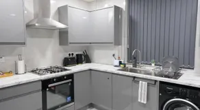Modern House - 3 Bedrooms - 1 Bath - ManCity - Image 5