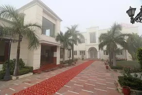 OYO Royal Castle - Image 3