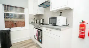 Stylish Flat with Terrace in Cheltenham Centre - Image 4