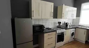 2BR Apt By Eason Stays Short Lets Warrington - Image 5