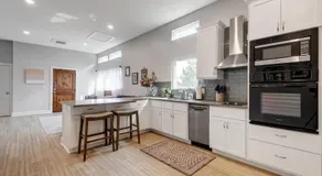 Modern Adorable Arboretum bungalow - Image 3