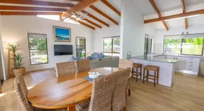 Amity Treetops - Prime Location - Sleeps 7 - Image 3