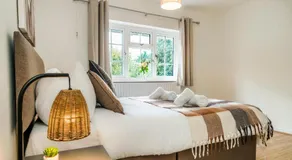 Spacious 5 bedroom House Near Gatwick 2-3 Parking Spaces & WiFi - Image 2