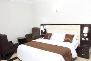 E-Luxe Suites Hotel - Image 2