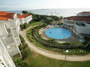 Apartment with sea or pool views - Image 2