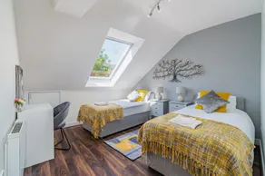 Beautiful Flat - Town Centre - Sleeps 4 - Netflix - Smart TV's By Teza Homes Serviced Accommodations - Image 2