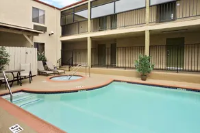 Howard Johnson by Wyndham Reseda Hotel & Suites - Image 4