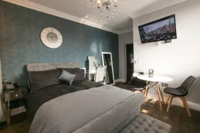 Beautiful apartment, Norwich Castle Museum. - Image 2