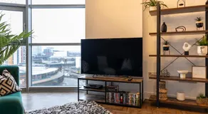 Trendy city centre apartment with free parking - Image 2