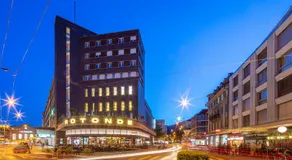 Modern City Apartment 3 Bedrooms, Balcony & Free Parking - Image 2