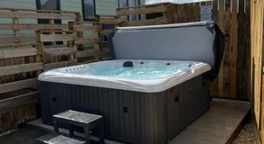 Maneight Luxury Lodge with hot tub - Image 4