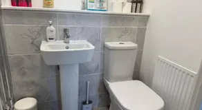 One Bedroom Apartment Near Royal Infirmary & Easy Access to Edinburgh Centre - Image 4