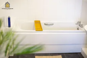 LARGE UNIQUE 2 BEDROOM DUPLEX APARTMENT WITH PRIVATE PARKING & FREE WIFI - VAT QUALIFYING BY AMAZING SPACES RELOCATIONS Ltd - Image 5