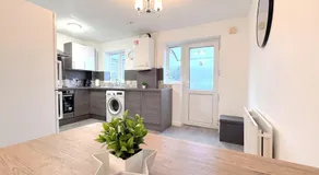 2BDR House 4 Beds & Sofa with 3 TVs Netflix PS4 Free Parking Near MCR AO Arena - Image 2