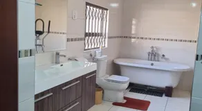 Lalela House Boutique Guesthouse - Free Wifi & Secure Parking - Image 2