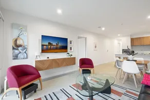 Stylish 2-Bed Townhouse with Balcony - Image 2