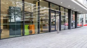 Elegant 2BR flat on 20th floor near many attractions - Image 5