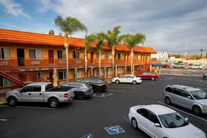 Om Park Inn and Suites El Cajon near San Diego - Image 4