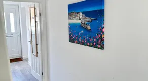 Cozy Family House 10 min from Manchester Airport - Image 3