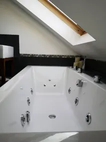 Cute bijous attic roof DBL Bedroom apartment - Image 3