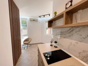 Modern Room with Free Parking - Image 4