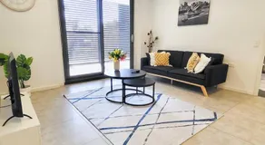 Modern Elegance: 2 Bedroom Oasis w/ Free Parking - Image 4