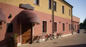 Rooster Hotel - Image 4