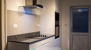 Four Bedroom Spacious House By Dreamy Homes Short Lets And Serviced Accommodation with Free Parking Near Salisbury City Centre - Image 4