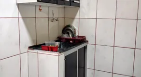 Kitnet para solteiro ou casal com banheiro e cozinha privativos - Image 3
