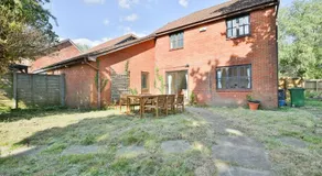 Homely 5 Bed House - 15 Mins to Cardiff City - Image 4