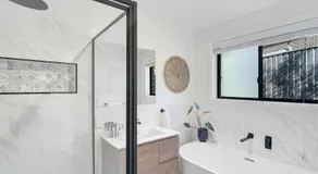 Quiet Retreat with Large Garden and Parking - Image 2