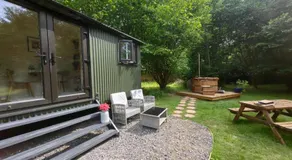 Bell Nook- Shepherd's hut with a spacious wood-fired hot tub - Image 4