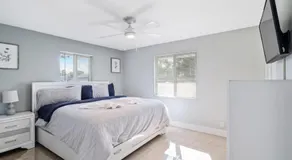 Roxanas 3bed 2bath Home with Modern Interior and BBQ Backyard - Image 2