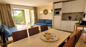 Appartement adapté aux familles avec terrasse, piscine et jardin - Image 4