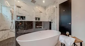Montrose Lux Pool Villa Houston - Image 4