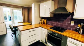 Cozy Four-Bedroom Home with Hot Tub, Garden, CONTRACTORS WELCOME - Close to Shops, Restaurants, Hospital and Park - Image 3