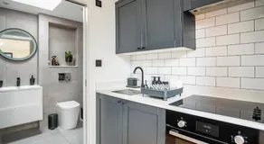 Modern Studio with parking in shared garden - Image 5