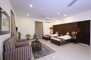 OYO Chowdhury Estate Premium Near M.p. Birla Planetarium - Image 2
