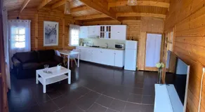 Agradable Mini Casa de madera con jardín amplio - Image 2