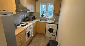Spacious 2-Bedroom Flat Near Shops & Transport - Image 3