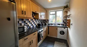 Cozy 2 Bedroom Apartment close to Town Centre - Image 3