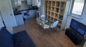 Canary Wharf Apartment - Image 2