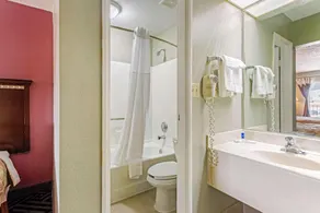 Southern Inn Manchester TN I 24 - Image 5