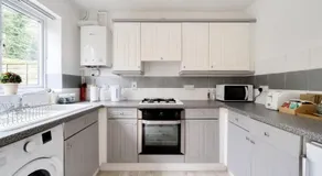 Experience Surrey 2Bed Home in Walton with Parking - Pass the Keys - Image 3